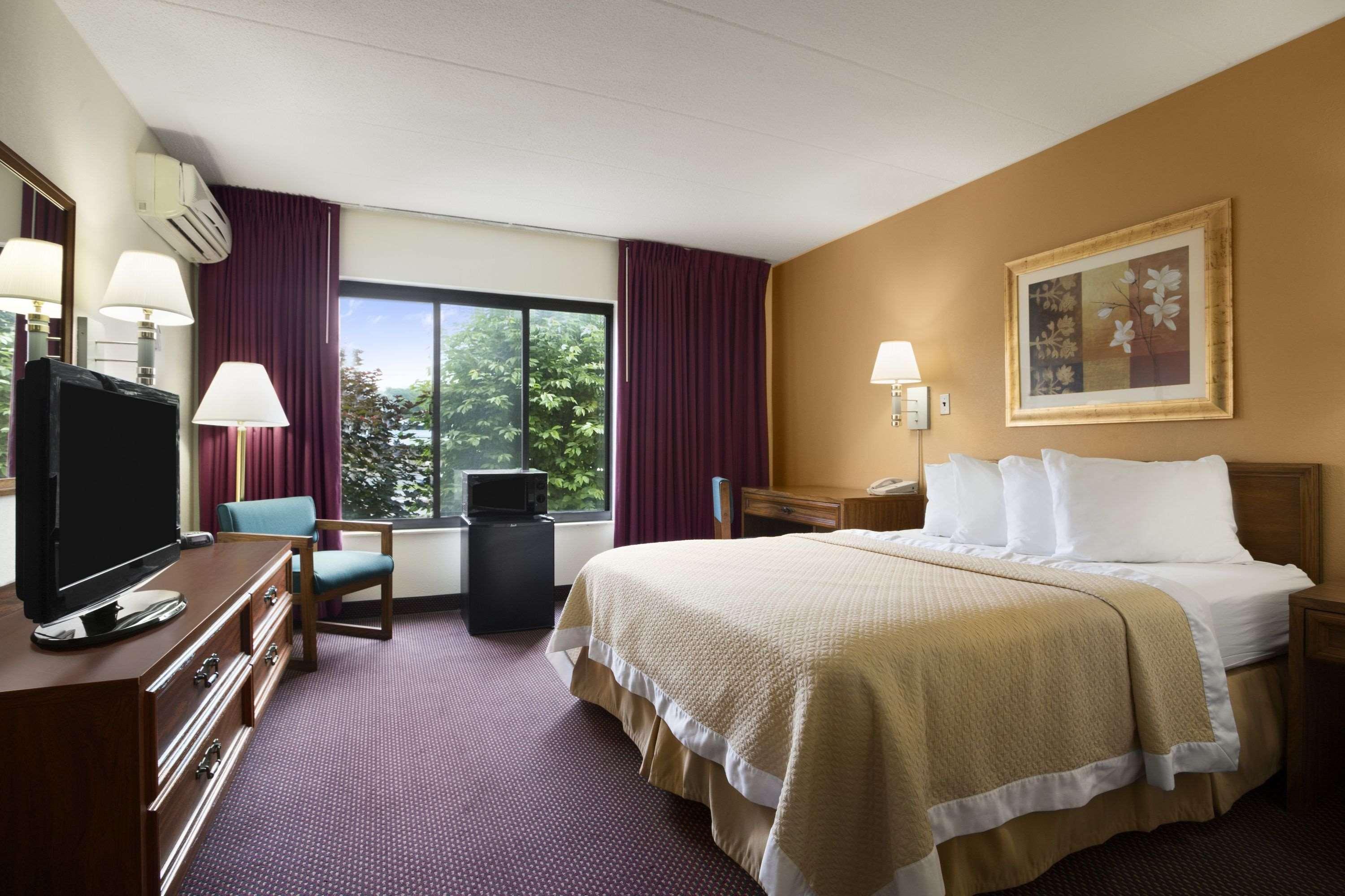 Ramadaby Wyndham Pittsburgh-New Stanton Hotel Exterior photo