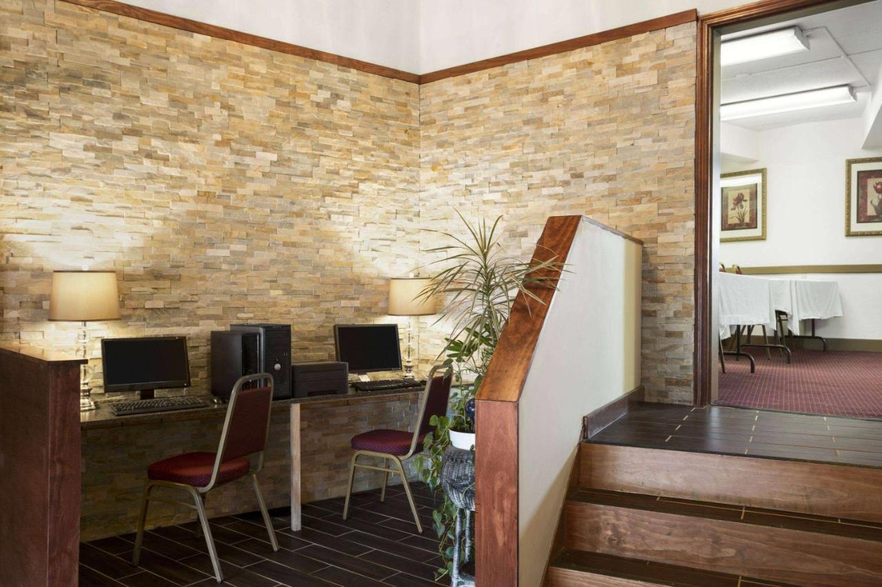 Ramadaby Wyndham Pittsburgh-New Stanton Hotel Exterior photo