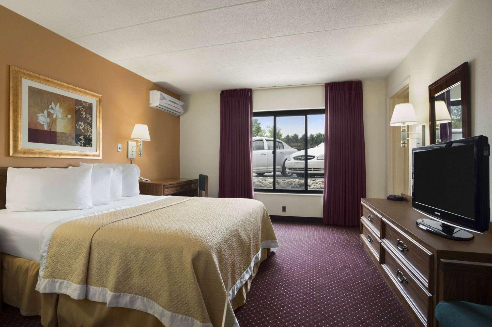 Ramadaby Wyndham Pittsburgh-New Stanton Hotel Exterior photo