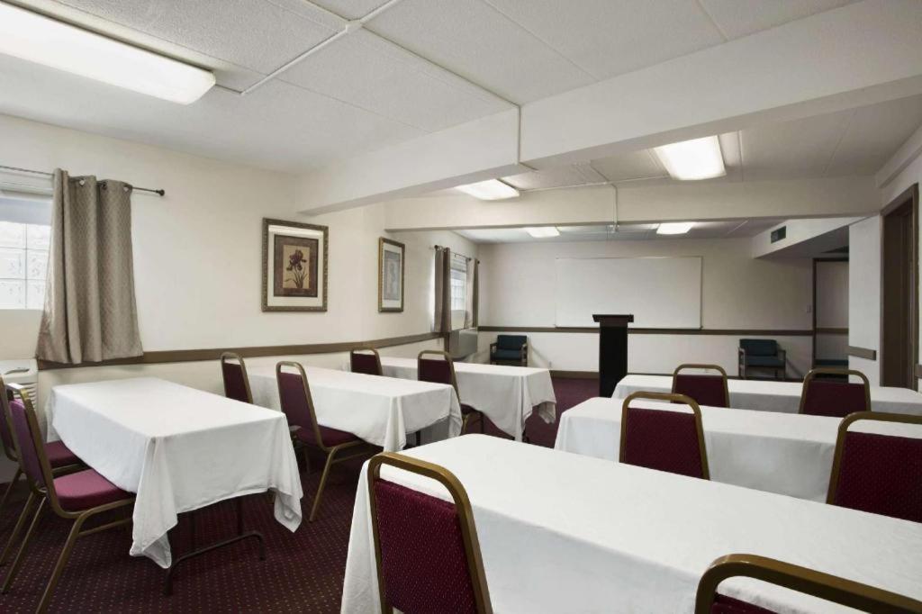 Ramadaby Wyndham Pittsburgh-New Stanton Hotel Exterior photo