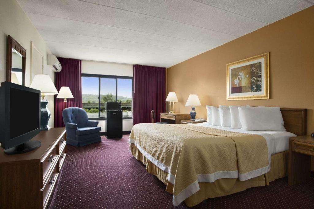 Ramadaby Wyndham Pittsburgh-New Stanton Hotel Exterior photo