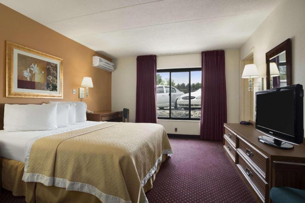 Ramadaby Wyndham Pittsburgh-New Stanton Hotel Exterior photo