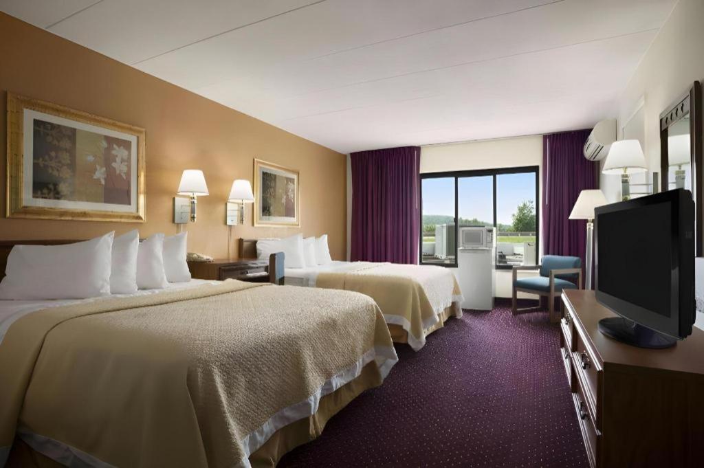 Ramadaby Wyndham Pittsburgh-New Stanton Hotel Exterior photo