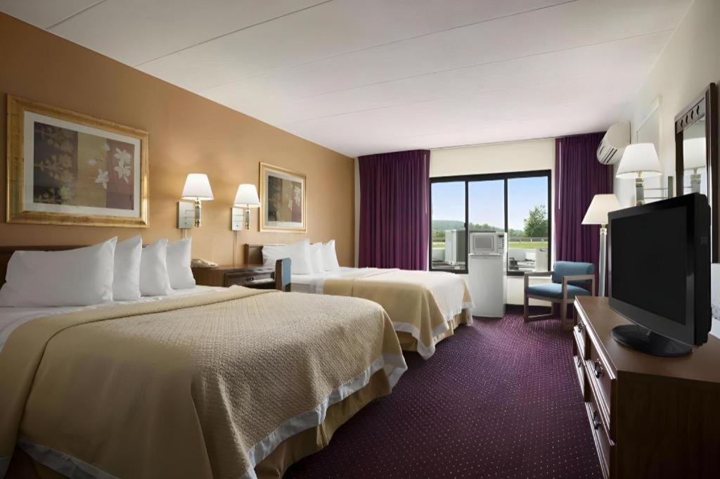 Ramadaby Wyndham Pittsburgh-New Stanton Hotel Exterior photo